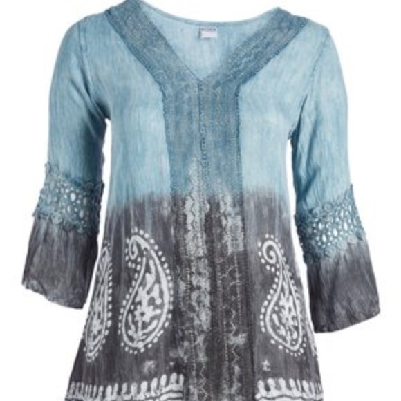 Shoreline Tops - ❤️ HP NIB Shoreline Blue Paisley crochet Vneck Tunic S/M